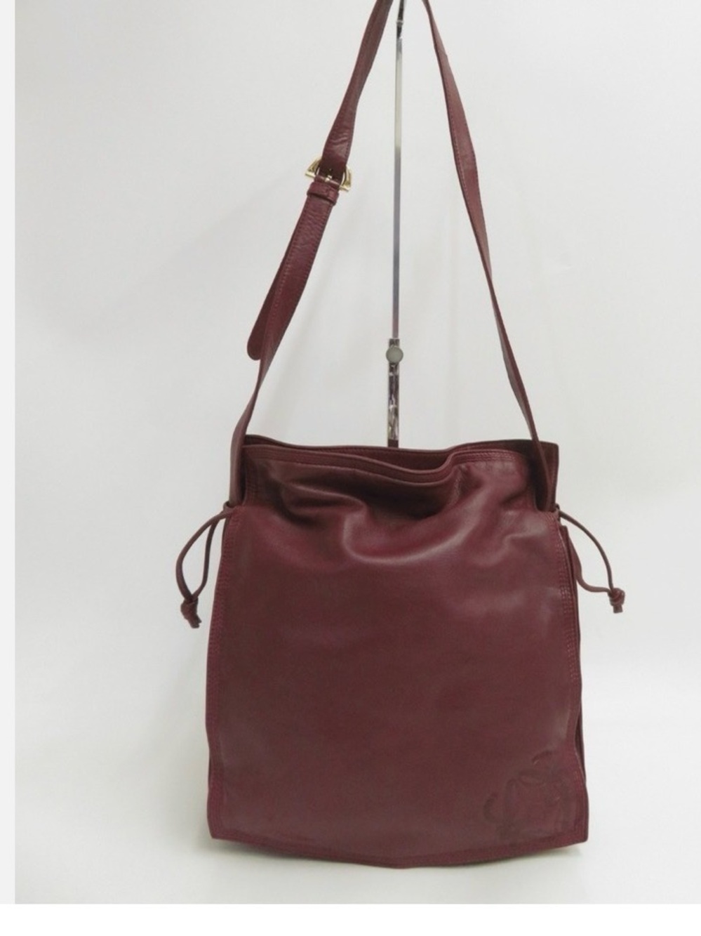 Authentic LOEWE anagram
Flamenco Lambskin Nappa Leather
Shoulder Bag - Bordeaux
